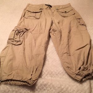 MODA International Cargo Capris Size 10
